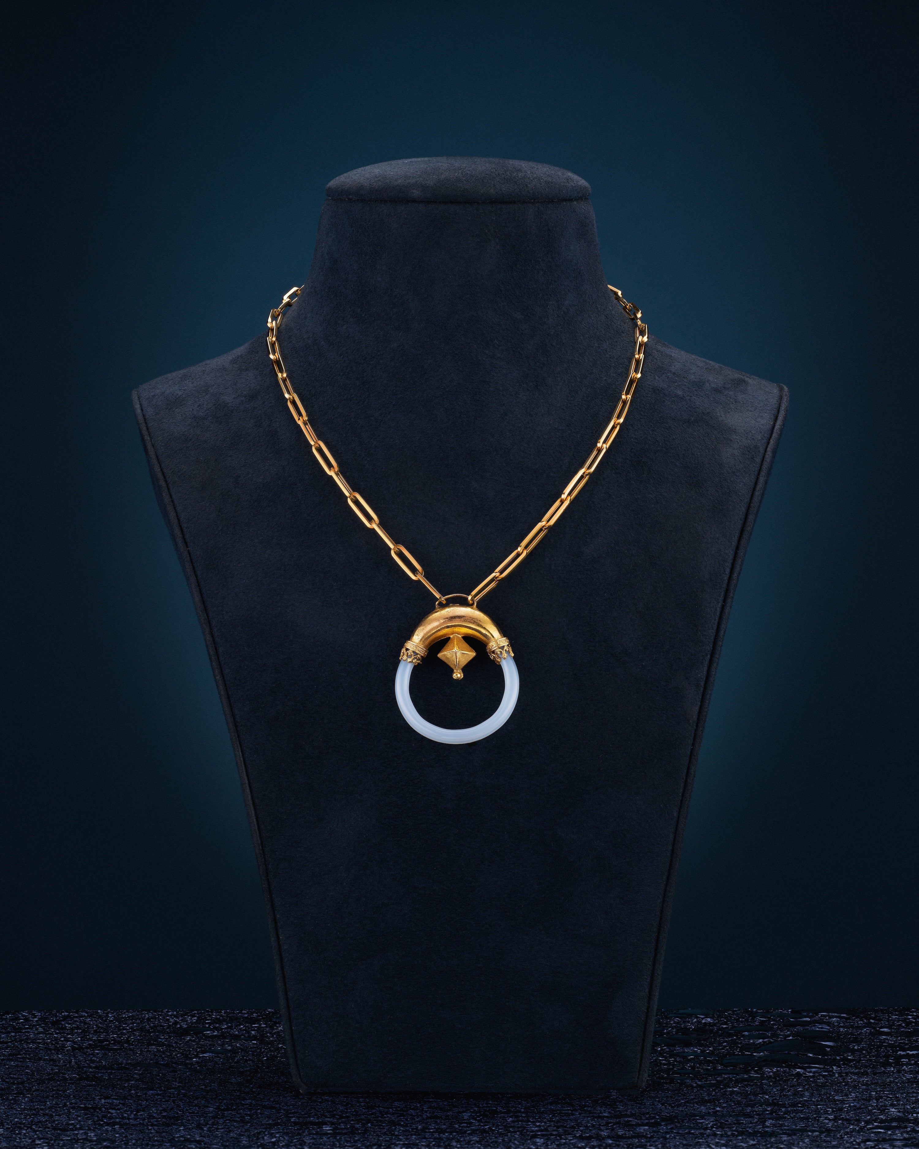 GLOWING GLASS NECKLACE