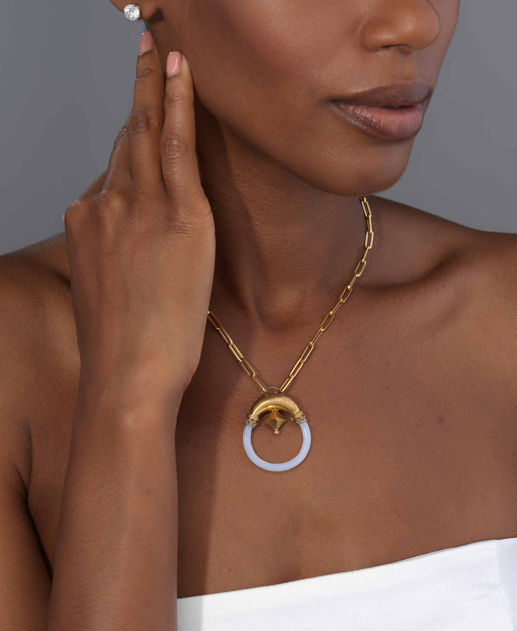 GLOWING GLASS NECKLACE