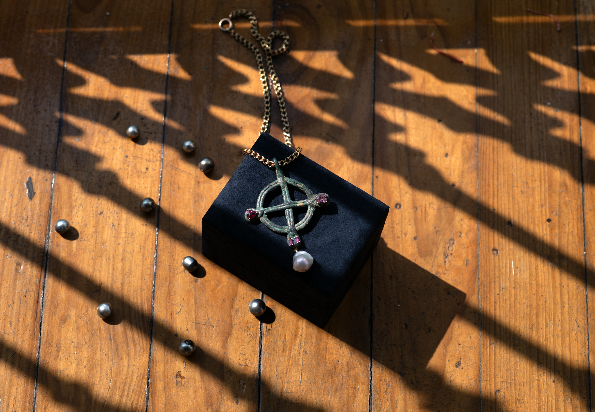 CRISS-CROSS NECKLACE